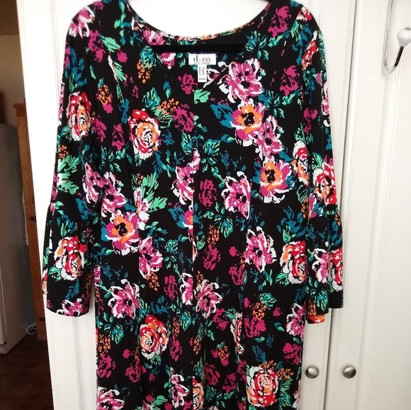 Pretty floral dress with black background. - Picture 2 of 3